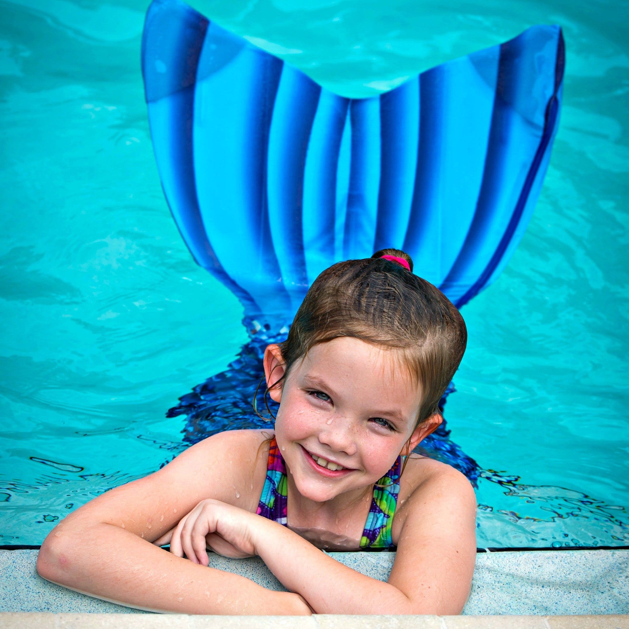 Mermaid teaching kids swim lessons